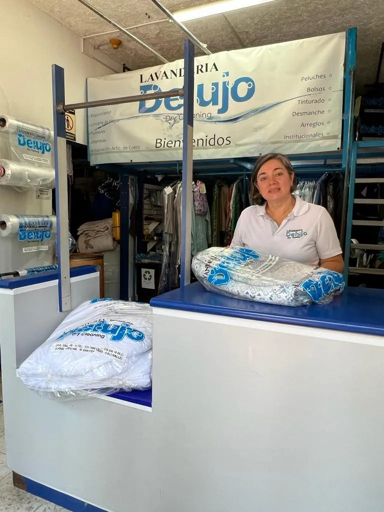 Atención en el mostrador azul con prendas empacadas