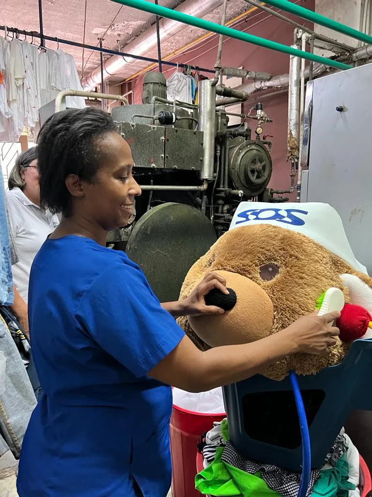 Limpieza cuidadosa de un peluche gigante