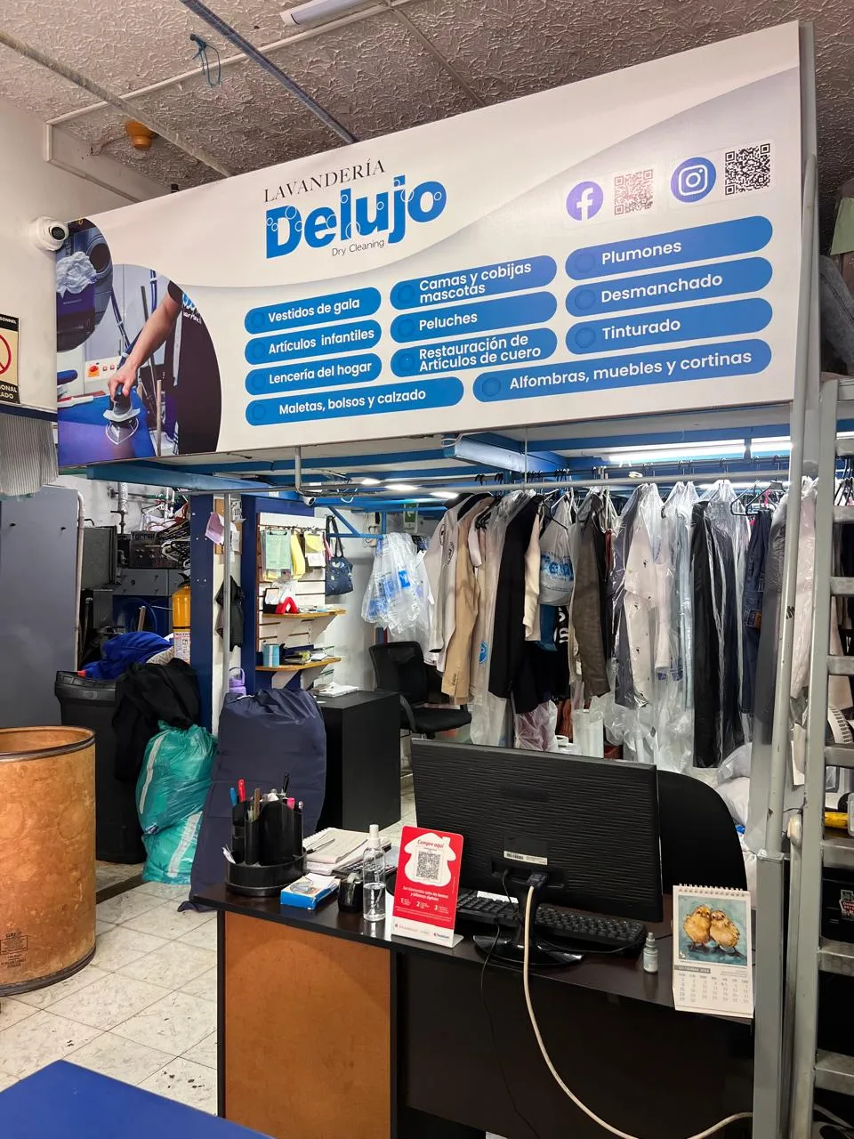 Punto de venta de Lavandería Delujo con el pendón de servicios