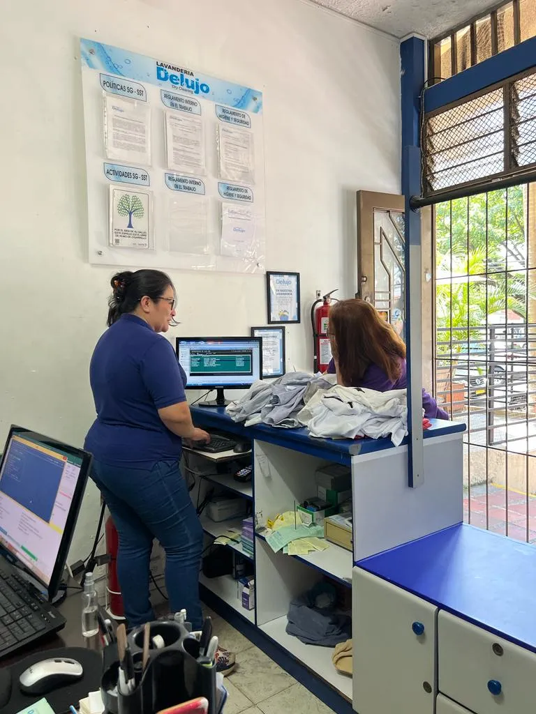 El equipo de Delujo recibiendo y registrando ropa